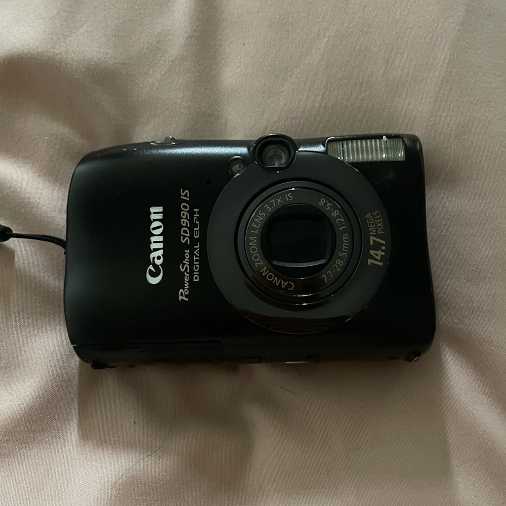 Canon sd990is in really good condition! Powers on works perfectand shoots video